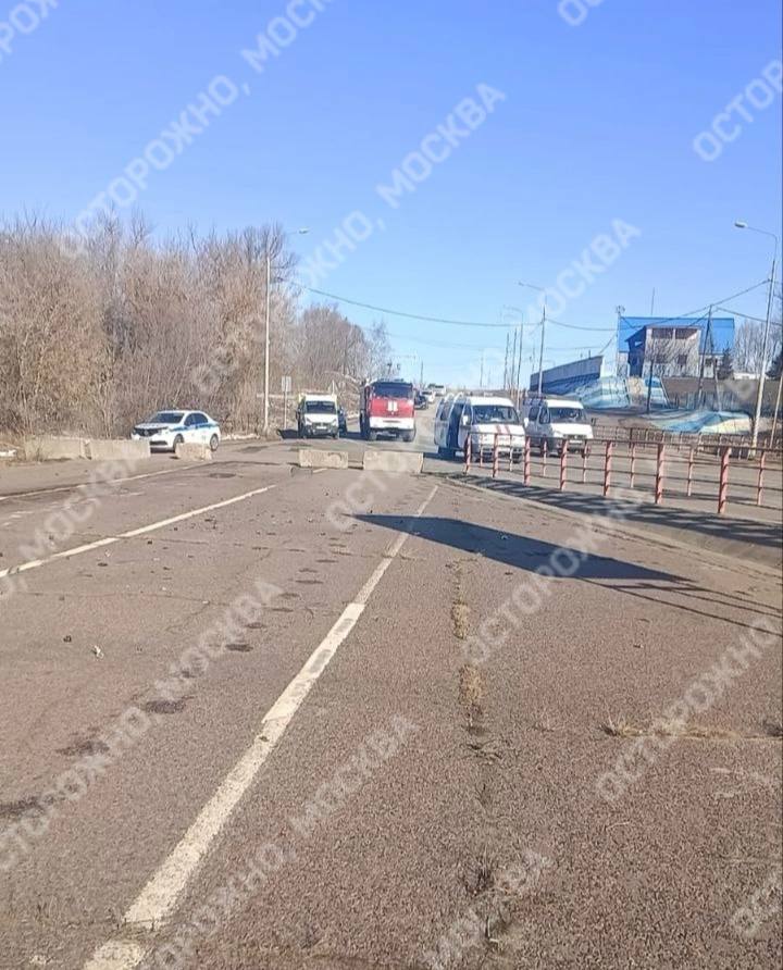 В подмосковных Озерах водитель на полной скорости сбил ограждения и вылетел в реку.   В Озерах водитель на полной скорости сбил ограждения моста и вылетел в реку Оку. Очевидцы сообщают, что мужчина погиб.   Публикуем кадры аварии и ее последствий.