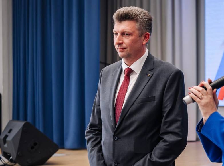 Врио Центрального района Максима Романцова уволили после 3 х месяцев работы сообщили в пресс службе района Уточняется что он больше не работает в администрации На посту Романцова сменил заместитель руководителя Александр Векслер Векслер приступил к обязанностям врио уже с 22 сентября Ранее курировал отдел соцзащиты населения отдел здравоохранения отдел закупок и сектор по обслуживанию зданий Telegram канал Максима Романцова Подписаться на DP RU