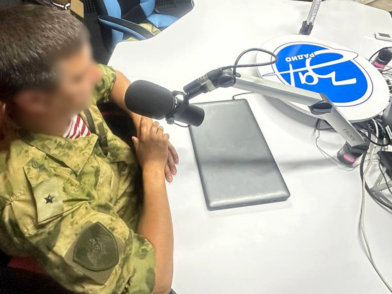 Офицер Росгвардии в эфире радиостанции рассказал о контроле за деятельностью ЧОО в Запорожской области  Сотрудник центра лицензионно-разрешительной работы Управления Росгвардии по Запорожской области рассказал об особенностях деятельности частных охранных организаций в регионе.   Росгвардеец напомнил слушателям, что на подразделения лицензионно-разрешительной работы Росгвардии возложена функция по контролю за соблюдением законодательства в области частной охранной и детективной деятельности. На постоянной основе сотрудники ведомства проверяют как объекты, находящиеся под охраной частных охранных организаций, так и сами охранные организации.  Отвечая на вопрос ведущей, сотрудник Росгвардии рассказал слушателям, что частным охранником может стать гражданин РФ, достигший восемнадцати лет, прошедший профессиональное обучение для работы в качестве частного охранника, сдавший квалификационный экзамен, получивший в установленном настоящим Законом порядке удостоверение частного охранника и работающий по трудовому договору с охранной организацией. Руководитель частной охранной организации должен иметь высшее образование и получить дополнительное профессиональное образование по программе повышения квалификации руководителей частных охранных организаций. Обязательным требованием является наличие у руководителя частной охранной организации удостоверения частного охранника.  В ходе эфира представитель центра лицензионно-разрешительной работы Управления Росгвардии по Запорожской области также подчеркнул, что в течение года все социально значимые объекты города и области, места массового скопления людей, образовательные и дошкольные учреждения будут проверены представителями Росгвардии. Особое внимание будет уделено уровню профессиональной подготовки охранников учреждений, наличию и исправности систем видеонаблюдения и тревожной сигнализации, сигналов оповещения, а также законности осуществляемой предприятиями охранной деятельности.  В завершении программы росгвардеец отметил, что на территории Запорожской области возможно оказание государственной услуги по выдаче лицензии на частную детективную деятельность, но, в связи с невостребованностью, пока не оказывалась.     !