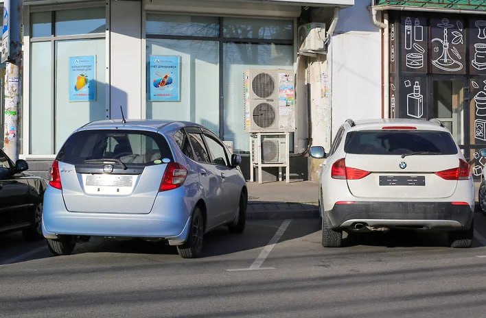 В Нижнем Новгороде предложено эвакуировать автомобили, на которых скрыт хотя бы один госномер   Новую меру борьбы с неплательщиками за парковку обсудили в городской Думе.  Сейчас многие автовладельцы паркуют машины на платных стоянках, закрывая один из регистрационных номеров – тот, который может «считать» паркон. Так автовладельцы уходят от оплаты парковок и штрафов.   В гордуме предложили внести изменения в правила пользования парковками. И ввести принудительную эвакуацию транспортных средств без государственных номерных знаков и с нечитаемыми номерами.  Кроме того, предложено сделать бесплатными парковки для многодетных семей до достижения ребенком возраста 23 лет в случае его обучения на очной форме. Также право на бесплатную парковку получат не только действующие, но и бывшие участники СВО, а также члены семей погибших и пропавших без вести.   Альбина Баразгова,Коммерсантъ    Подписаться   Прислать новость    ГТРК «Нижний Новгород» в VK