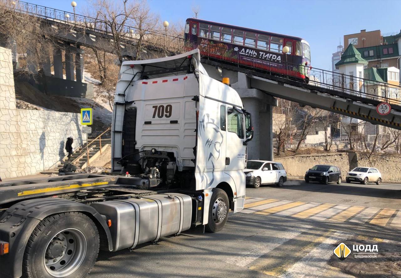 Комплекс камер фиксации нарушений ПДД планируем установить во Владивостоке в районе фуникулера в этом году Камеры будут следить за нарушителями в районе пешеходного перехода при съезде с Золотого моста на улицу Всеволода Сибирцева фиксировать несоблюдение требований разметки знаков и другие основные нарушения Среди них проезд большегрузных автомобилей движение которых здесь запрещено Водители большегрузов пренебрегают требованиям знаков запрещающих съезд с Золотого моста в этом направлении в результате чего не проходят по габаритам под эстакадой фуникулера выезжают на встречную полосу и парализуют движение а иногда повреждают саму эстакаду Создают аварийную ситуацию и водители легковых авто поворачивающих при съезде с моста через сплошную линию разметки в сторону улицы Суханова отмечают специалисты После установки и запуска камер нарушения будут фиксироваться в автоматическом режиме а безопасность движения на участке повысится