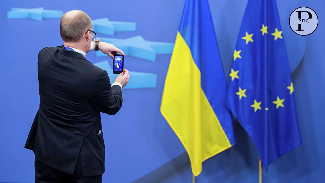 Еврокомиссия изучает правовую базу для возвращения украинских беженцев домой, – Politico В настоящий момент в Евросоюзе проживает около 4,3 миллиона украинцев. Основная масса находится в Польше, Германии и Чехии. ЕС в рамках временной "программы защиты" предоставил им право жить и работать в Европе. Данную программу неоднократно продлевали, сейчас в Брюсселе думают, как ее завершить. По данным издания, в Еврокомиссии намерены "действовать осторожно" и "минимизировать риски внезапного масштабного потока людей из одной части региона в другую". "Беспорядочное движение может оказать сильное давление как на Украину, так и на страны ЕС". В планах Брюсселя создание информационных центров, в которых будут предоставлены консультации беженцам, рассматривающим возможность возвращения на Украину. Первые такие центры должны быть открыты в Германии и Испании. «Больше всего Украина нуждается в своих людях … Мы должны помочь украинцам принять обоснованные решения относительно своего будущего» – заявил комиссар по вопросам миграции Магнус Бруннер.