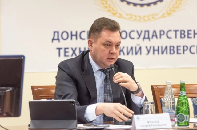 Экс мэра Таганрога назначили новым замгубернатора донского региона Андрей Фатеев ранее занимавший пост главы администрации Таганрога назначен новым заместителем губернатора Ростовской области Губернатор Юрий Слюсарь представил его на оперативном совещании отметив его богатый опыт работы в регионе На посту заместителя губернатора Ростовской области Фатеев будет отвечать за работу министерств образования и культуры а также областного комитета по охране объектов культурного наследия Уроженец Ростова имеет значительный опыт работы в сфере образования и управления регионом Ранее он занимал руководящие должности в образовательных учреждениях и органах власти Ростовской области включая пост министра образования и главы администрации города Таганрога Стоит напомнить что ранее Лидия Новосельцева была избрана новым председателем Гордумы Ростова Подпишись на AiFRostov