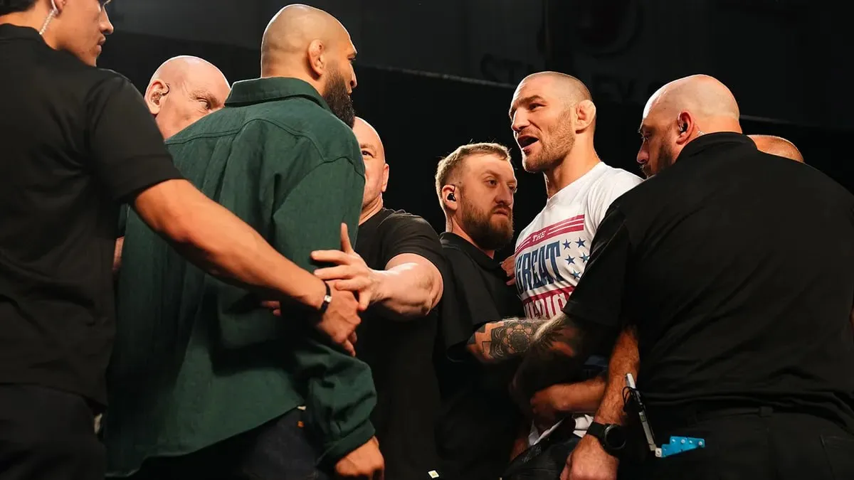 Чимаев и Стрикленд сделали вес перед главным боем UFC 328 Пятираундовый бой за чемпионский пояс возглавит турнир UFC 328 в Нью Джерси США в воскресенье 10 мая Чимаев и Стрикленд показали одинаковую массу тела 83 91 килограмма Оба спортсмена уложились в лимит среднего дивизиона
