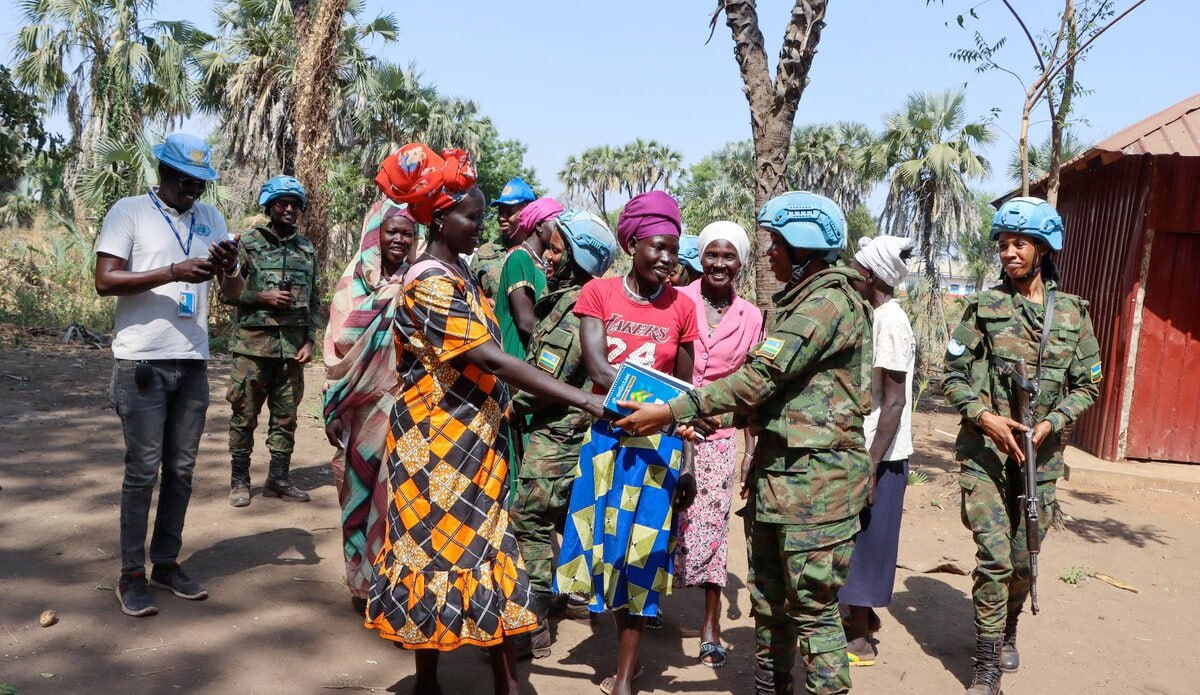 Порядка 9 3 млн жителей Южного Судана нуждаются в срочной гуманитарной помощи координатор гуманитарной помощи ООН в стране Анита Кики Гбехо Она отметила что в Южном Судане выпадает больше осадков чем обычно и добавила что от наводнений пострадали почти миллион человек в основном они проживают в шести провинциях Гбехо подчеркнула что наводнение усугубляет и без того критическую гуманитарную ситуацию Условия работы гуманитарной миссии сложные Инфляция составляет почти 100 доходы от продажи нефти сократились 92 населения живет за чертой бедности Кроме того африканское государство страдает от политической напряженности и недостаточного финансирования что создает идеальный шторм проблем в стране подчеркнула координатор гумпомощи Эти проблемы серьезно сказываются на стабильности Южного Судана Вопрос заключается в том как прекратить боевые действия и урегулировать конфликты путем диалога и как защитить гражданское население чтобы оно не пострадало от политической напряженности Африканская инициатива Подписаться