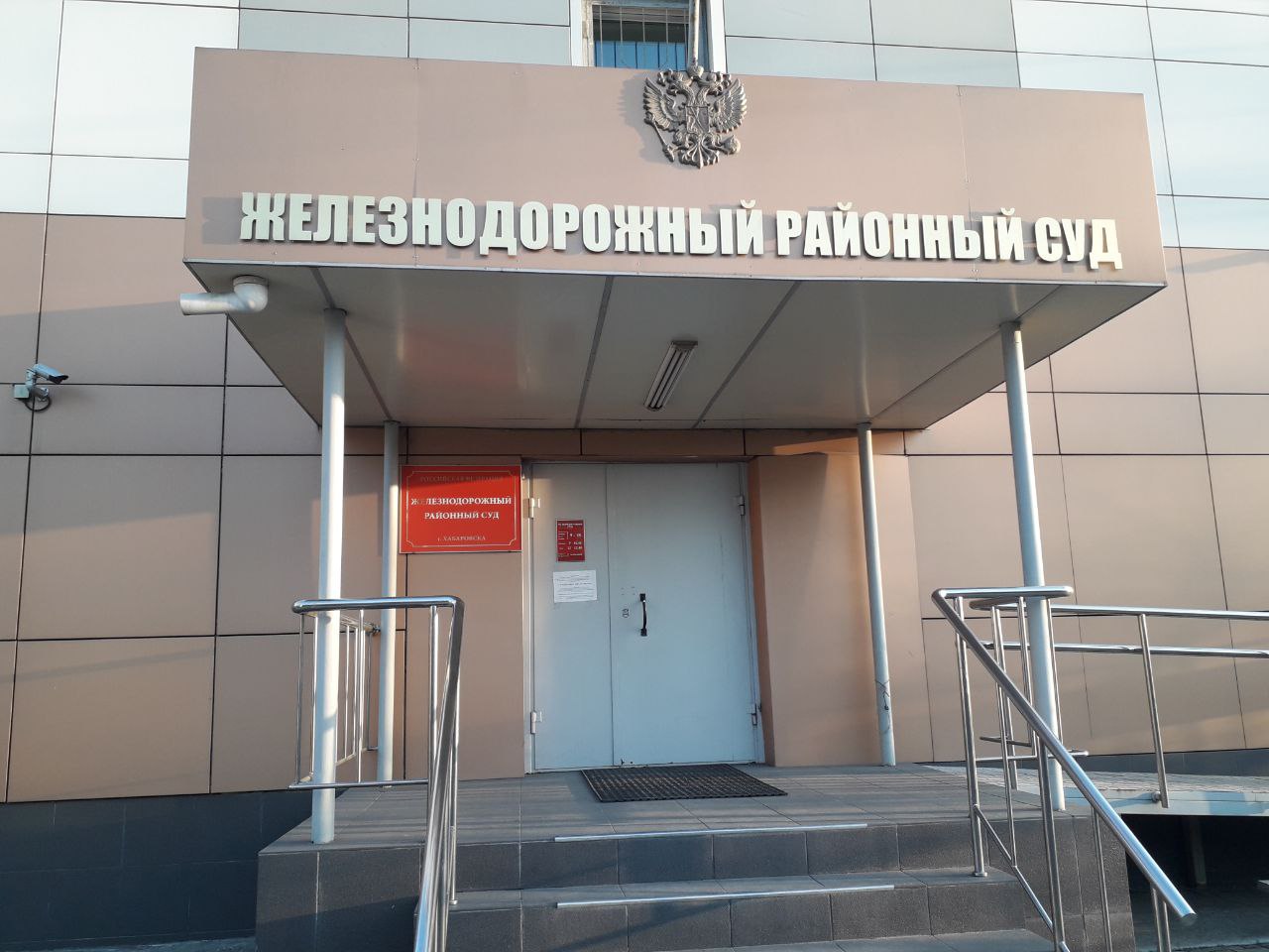 В Хабаровском крае вынесен приговор бывшему сотруднику коммерческой организации за хищение денежных средств компании в особо крупном размере Железнодорожный районный суд г. Хабаровска вынес приговор по уголовному делу в отношении бывшего главного бухгалтера коммерческой организации. Она признана виновной по ч.4 ст.160 УК РФ присвоение . В суде установлено, что с июня 2022 года по ноябрь 2023 года 57-летняя подсудимая присваивала денежные средства компании под видом получения заработной платы и иных выплат. Проводя финансовые операции, женщина указывала в качестве получателей лиц, не состоящих в штате организации, начисляла себе заработную плату заблаговременно, без фактически отработанного времени. Таким образом, она похитила свыше 2,7 млн рублей. Вину в совершении преступления подсудимая не признала. Суд приговорил виновную к 3 годам и 5 месяцам лишения свободы с отбыванием наказания в исправительной колонии общего режима. Гражданский иск предприятия удовлетворен судом в полном объеме.
