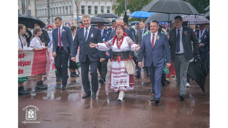 Брянская делегация на фестивале в Гомеле прошла в хороводе единства Брянская делегация прошла под флагами двух стран и Знаменем Победы по улице Советской до площади Ленина, где развернулась основная программа. ƃℾ подписаться прислать новость