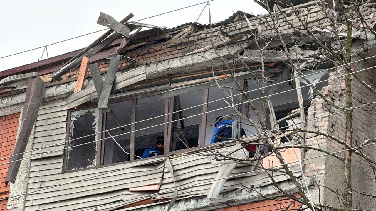 По экстренному распоряжению главы республики Сергея Меняйло коммунальные службы работают над устранением последствий падения БПЛА Проводится обследование внутренних инженерных сетей дома и создание теплового контура здания уборка территории На месте работает 6 единиц техники и около 100 сотрудников ГУП РПВВ