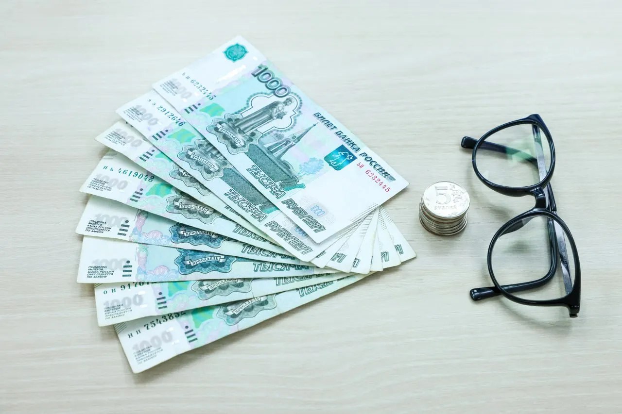 В Красноярском крае с 1 января на 6 2 проиндексировали ряд социальных выплат Повышение коснулось ежемесячных денежных выплат и пособий предоставляемых в рамках национального проекта Семья а также выплат ветеранам труда труженикам тыла пенсионерам без льготного статуса и другим категориям жителей региона пояснили в Минсоцполитики края В том числе подрос и размер регионального маткапитала Теперь молодым мамам в возрасте до 23 лет будут выплачивать за рождение первого ребёнка 106 2 тысячи рублей За третьего и последующего малышей матерям будут перечислять 196 470 рублей Выплата для школьников из многодетных семей увеличена до 10 620 рублей в базовом в размере С поправкой на районный коэффициент семьи будут получать от 13 806 до 19 116 рублей Фото Дмитрий Шабалин gornovosti