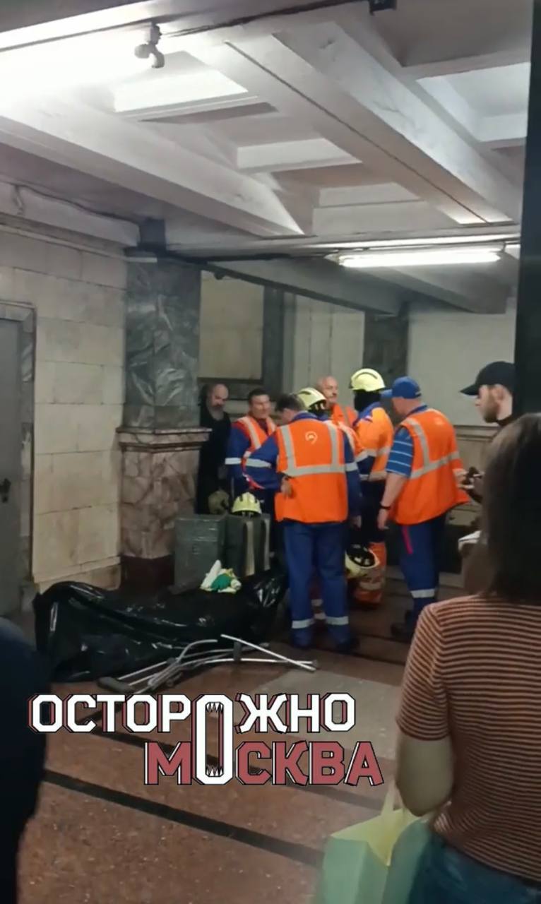 Упавший на Замоскворецкой линии человек погиб. Пассажир упал на станции метро «Сокол». Из-за этого поезда на Замоскворецкой линии ходили с увеличенными интервалами. UPD: Движение на Замоскворецкой линии в графике, сообщили в столичном Дептрансе.