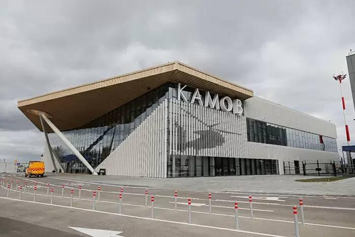 Томский аэропорт планирует соединить новый терминал внутренних авиалиний со старым зданием В соединяющем два здания теплом коридоре оборудуют дополнительную зону ожидания Это позволит увеличить площади которых не хватает во время задержек рейсов из за ограничений полетов в российских аэропортах Если смотреть по вине аэропорта то максимальная задержка у нас была два часа тягач был неисправен Все остальное это внешние факторы которые к сожалению мы не можем преодолеть рассказал гендиректор томского аэропорта Иван Михеев Если авиакомпаниям запретили вылетать соответственно они не вылетают По словам Михеева новый терминал который открыли в августе 2024 года оказался неприспособлен к таким задержкам Идея же с коридором позволит обустроить внутри даже капсульные отели как в Шереметьеве Если инвестпроект будет одобрен его реализацией займутся в 2026 2027 годах Параллельно с этим коммерческий директор сибирского кластера Новапорт Холдинг Станислав Таравков рассказал о другой проблеме современных реалий Из за нехватки самолетов авиакомпании не могут заходить в Томск с новыми рейсами и направлениями Перевозчики сейчас сконцентрированы на том чтобы сохранять действующие маршруты