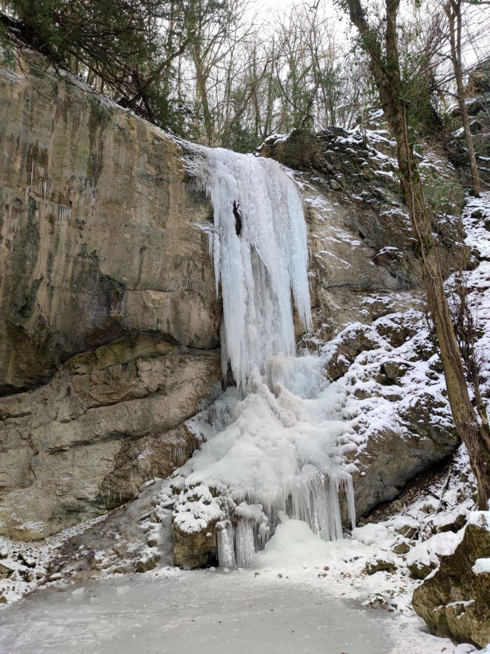 Полностью замерзший водопад Суаткан в Бахчисарайском районе.    pohod_crimea.