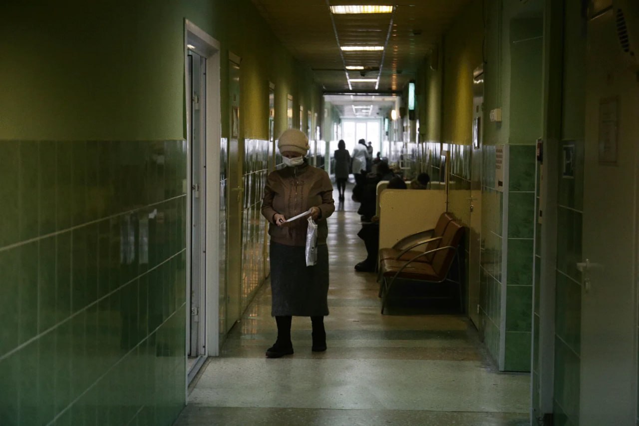 Новосибирцы игнорировали грипп на каникулах Резкое снижение количества случаев гриппа в зимние праздники зафиксировали в Новосибирской области По мнению специалистов статистика улучшилась из за того что жители региона не хотели идти к врачу По данным пресс службы регионального управления Роспотребнадзора в минувшие семь суток с 5 по 11 января 2026 года сохранилась сезонная динамика уровня заболеваемости ОРВИ и гриппом При этом число жалоб на простуду сократилось на 6 9 по сравнению с предыдущей неделей а пациентов с гриппом приняли меньше на 60 3 75 случаев Это связано с низкой обращаемостью населения в медицинские организации в праздничные дни и период школьных каникул отметили в ведомстве Среди штаммов гриппа по прежнему доминирует A H3N2 против которого эффективна действующая вакцина Подписаться на канал