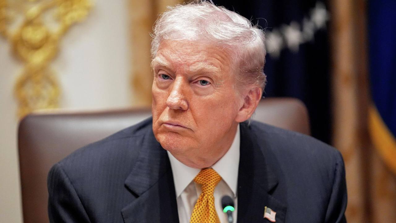 Трамп заявил что поручил Уиткоффу встретиться в Москве с Путиным Другие заявления президента США  Трамп выразил надежду на скорую встречу с Путиным и Зеленским  Трамп заявил что первоначальная версия мирного плана США из 28 пунктов была доработана с учетом предложений Москвы и Киева  В плане США по мирному урегулированию на Украине остается лишь несколько пунктов с которыми стороны не согласны  Дрисколл проведет переговоры с Киевом по вопросу мирного плана пока Уиткофф будет находиться в Москве  Трамп заявил что встреча с Путиным и Зеленским возможна когда сделка по урегулированию будет согласована Подпишись RogandarNEWs мы в MAX