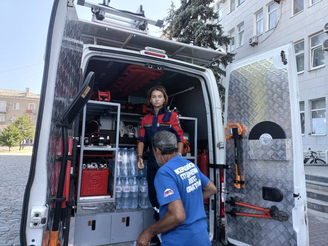 Добровольцы Запорожского РО ВСКС помогают с доставкой воды В связи с аварией на водопроводе в Бердянске часть жителей временно осталась без питьевой воды. Администрация города организовала ее поставку, а добровольцы Бердянского местного отделения ВСКС доставляют воду тем, кто не может получить ее самостоятельно. Работы по устранению аварии продолжаются. #ВСКС #Бердянск