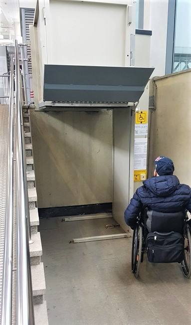 Юридическое лицо привлечено к административной ответственности за нарушение прав инвалидов Юго-Западной транспортной прокуратурой проведена проверка по обращению инвалида. Установлено, на остановочном пункте Локомотив Московского центрального кольца: ширина дверных проемов на входе в павильон менее установленной законом нормы; подъемная платформа для инвалидов-колясочников находилась в нерабочем состоянии; при нажатии на кнопку вызова персонала для оказания ситуационной помощи работники остановочного пункта не реагировали. По результатам проверки прокурор внес представление об устранении нарушений закона руководству ГУП «Московский метрополитен», после рассмотрения которого подъемная платформа приведена в работу, служебный персонал проинструктирован о правилах оказания помощи инвалидам, в том числе при входе на остановочный пункт, запланировано проведение работ по изменению дверных проемов. По постановлению прокуратуры учреждение привлечено к административной ответственности по ст. 9.13 КоАП РФ в виде штрафа на сумму 20 тыс. рублей.