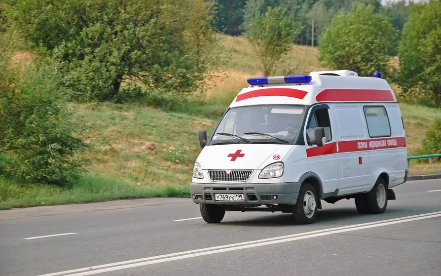 В Ростове мужчина отрезал себе палец болгаркой. С травматической ампутацией большого пальца ноги его доставили в больницу. Местный житель занимался строительными работами у себя дома. Во время работы с болгаркой инструмент отскочил прямо в ногу горожанину. Острое лезвие попало по большому пальцу ноги. Мужчина вызвал скорую помощь. Если отрезанный палец не смогут пришить, мужчину ждут долгое лечение и реабилитация.