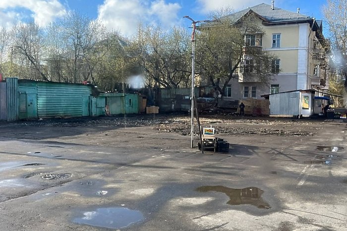 Блошиный рынок на Уралмаше переехал Торговцы с блошиного рынка на Уралмаше перебрались на новое место Их заметили в районе гипермаркета Дом на углу Уральских Рабочих и Ломоносова Оказалось продавцов согнали ещё накануне со старого места Сегодня туда торговцы не пытались попасть утром на месте дежурила полиция Нас попросили мы не спорим Мы только просим чтобы рынок не убирали Вреда мы никакого не делаем рассказала порталу E1 RU одна из продавцов Выборы же поэтому там вчера и сегодня никого На следующие выходные всё обратно предположила местная жительница uralweb ru