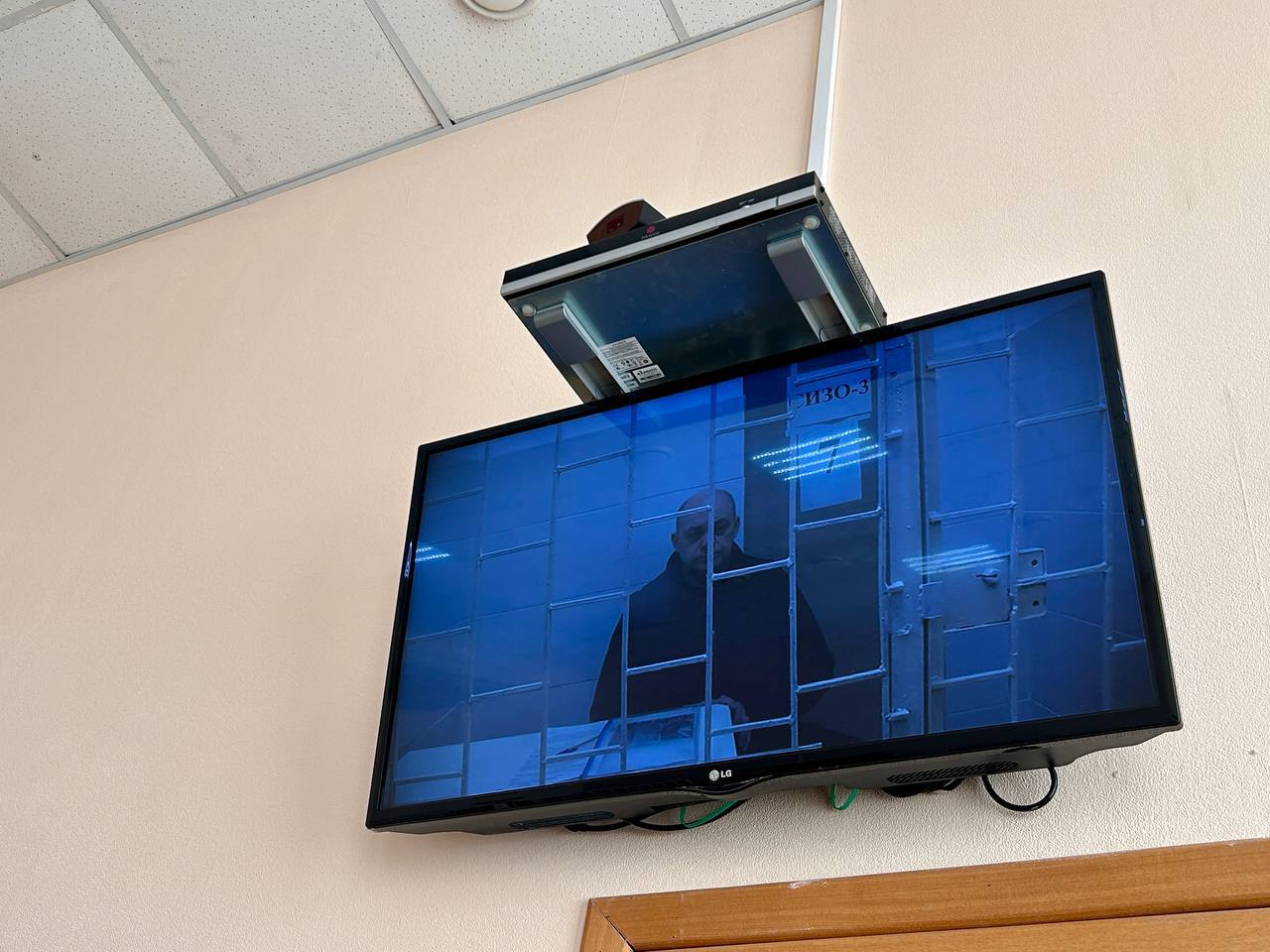 Склонный к суициду курский экс губернатор Алексей Смирнов не смог уйти на домашний арест по делу о взятках Ленинский районный суд Курска оставил бывшего губернатора Курской области Алексея Смирнова под стражей несмотря на его просьбу о домашнем аресте Адвокат также настаивал на смягчении меры пресечения Кроме того в ходе судебного заседания стало известно что Смирнова поставили на учёт как склонного к суициду Однако он это отрицает сообщает ТАСС Кроме того адвокат обвиняемого утверждает что бывшему чиновнику угрожают физической расправой от неопределённого круга лиц Несмотря на повышенные меры безопасности угрозы продолжаются Защита Смирнова заявила ходатайство об изменении территориальной подсудности из за ряда обстоятельств включая резонансность дела и прошлую должность подзащитного Суд направит материалы дела в судебную коллегию Первого кассационного суда общей юрисдикции для разрешения этого вопроса По версии следствия Смирнов совместно с экс замгубернатора Алексеем Дедовым при посредничестве Дмитрия Шубина получили взятку в размере более 12 9 млн рублей за совершение входивших в их служебные полномочия действий а также за способствование компаниям ООО Стройтехногрупп и ООО Евроклимат 2000 Кроме того экс чиновники получили взятку в размере 8 млн рублей за совершение аналогичных действий в интересах аффилированной с бывшим депутатом Курской областной думы Максимом Васильевым ООО КТК Сервис По их указанию должностными лицами АО Корпорация развития Курской области заключён договор подряда на строительство фортификационных сооружений на сумму более 192 млн рублей Фото Объединённой пресс службы судебной системы Курской области Подписывайся на Площадь