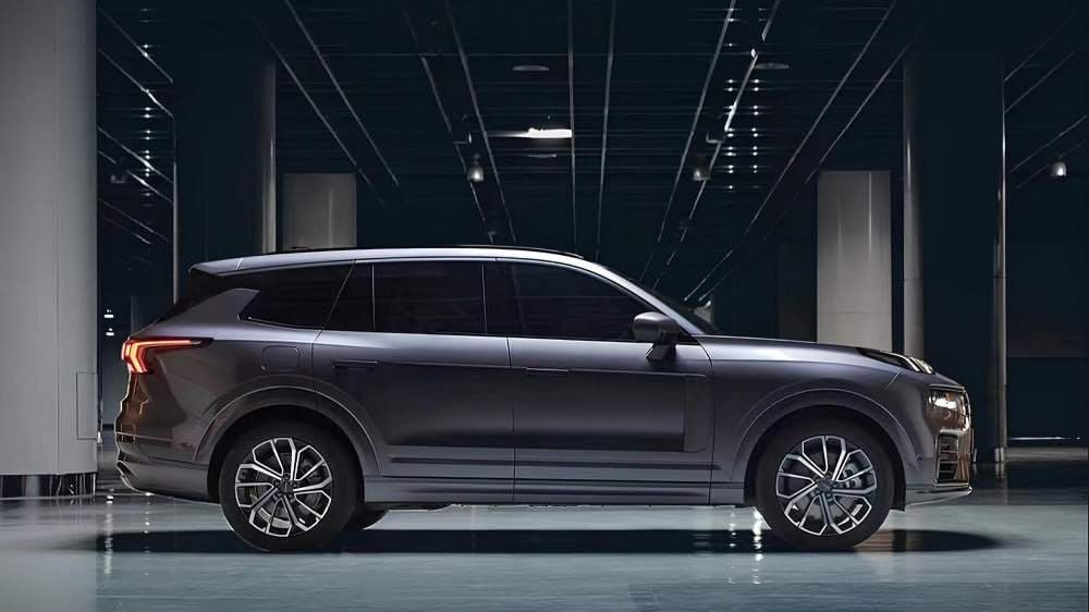 Кроссовер Nordcross 001 на платформе Volvo выходит на российский рынок О начале продаж крупной модели объявил дилерский холдинг Major Цены при этом пока не названы Покупателям обещана гарантия от производителя сроком 3 года или 100 000 км пробега О том что на российском рынке появится бренд Nordcross стало известно ещё в начале весны но в анонсированные сроки новинка так и не вышла Кроссовер 001 это переименованный Lynk Co 09 который в свою очередь построен на платформе актуального Volvo XC90 Lynk Co как и Volvo принадлежит концерну Geely Nordcross 001 выпускается с двухлитровым турбомотором мощностью 258 л с автоматом и полным приводом В оснащении четырёхзонный климат расширенный комплекс систем помощи водителю русифицированная медиасистема Салон семиместный Журнал Авто ру online