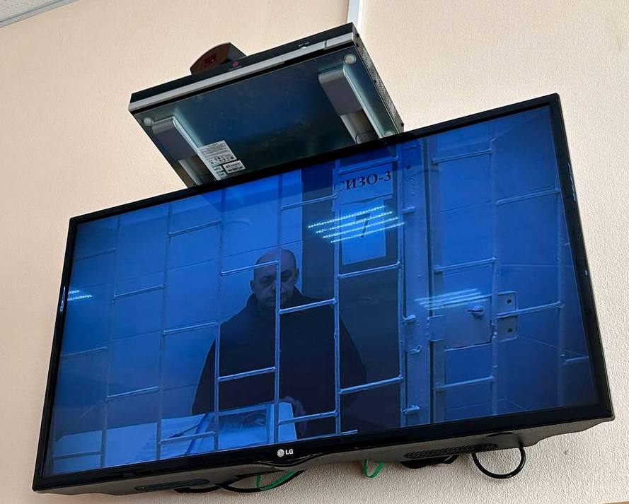 Отголоски громких дел Экс губернатор Смирнов поспорил с прокурором о склонности к суициду Продолжаем следить за самыми громкими делами в регионе 17 февраля Ленинский райсуд Курска продлил арест бывшему губернатору Алексею Смирнову обвиняемому в двух преступлениях по ч 6 статьи 290 УК РФ Получение взятки Он заключил досудебное соглашение о сотрудничестве дело рассмотрят в особом порядке Обвиняемый участвовал в заседании по видеосвязи находясь в СИЗО Москвы По словам гособвинителя Смирнов поставлен на учёт как склонный к суициду и членовредительству В СИЗО характеризуется отрицательно Экс губернатор не признал склонность к суициду Его адвокат заявил что подзащитному поступали угрозы расправы сообщает ТАСС Смирнова и его экс заместителя Алексея Дедова обвиняют в получении взяток на сумму свыше 20 миллионов рублей при посредничестве курянина Дмитрия Шубина от коммерческих организаций за общее покровительство и заключение контрактов на строительство фортификационных сооружений