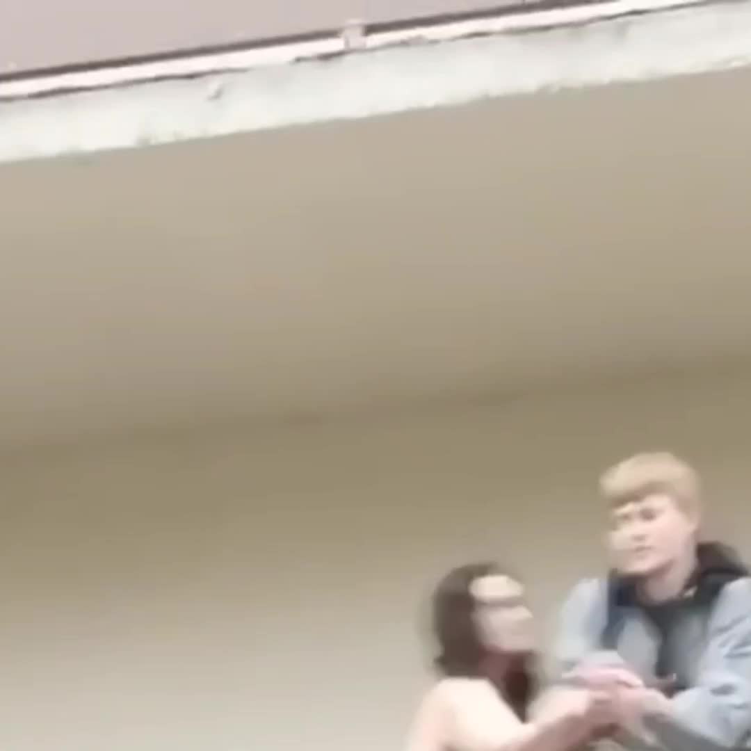 В Мурино женщина с ножом и ребенком на козырьке балкона задержана полицией