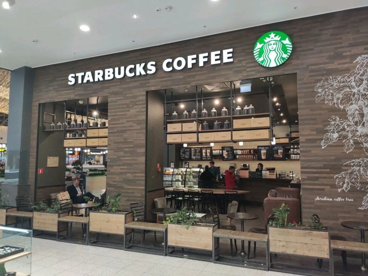 Сеть кофеен Starbucks задумалась о возвращении в Россию — на места Stars Coffee Тимати и Пинского.    Партнёрам-рестораторам уже прилетают аккуратные запросы о возможности покупки точек — за $ 270 млн.   "Старбакс" бежал из России в 2022-м, за компанию со всеми. Тем же летом её активы приобрели артист и бизнесмен Тимати ака Тимур Юнусов и ресторатор и бизнесмен Антон Пинский. 18 августа они презентовали первое заведение под новым брендом — "Старс Кофе" на Арбате в Москве. Сейчас у сети 120 точек — 105 в Москве и Петербурге и ещё 15 в регионах.   И всё это "Старбакс" задумалась вернуть себе — чтобы вернуть себя в Россию. Официального оффера Тимати и Пинскому пока не поступало — представители "Старбакса" лишь вышли на связь, задают вопросы, пытаются оценить стоимость бизнеса. Последний намёк был на $270 млн — и это минимум в 10 раз больше суммы, за которую были приобретены активы "Старбакса" летом 2022-го.