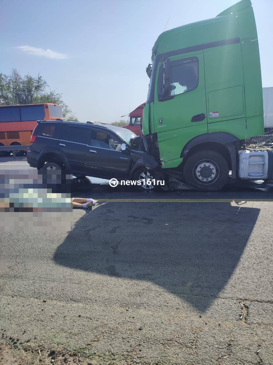 Водитель «Мерседеса» пробил отбойник, вылетел на встречную полосу, где столкнулся с легковушкой, сообщили предварительную версию в ГАИ.   Водитель легковой машины погиб на месте.