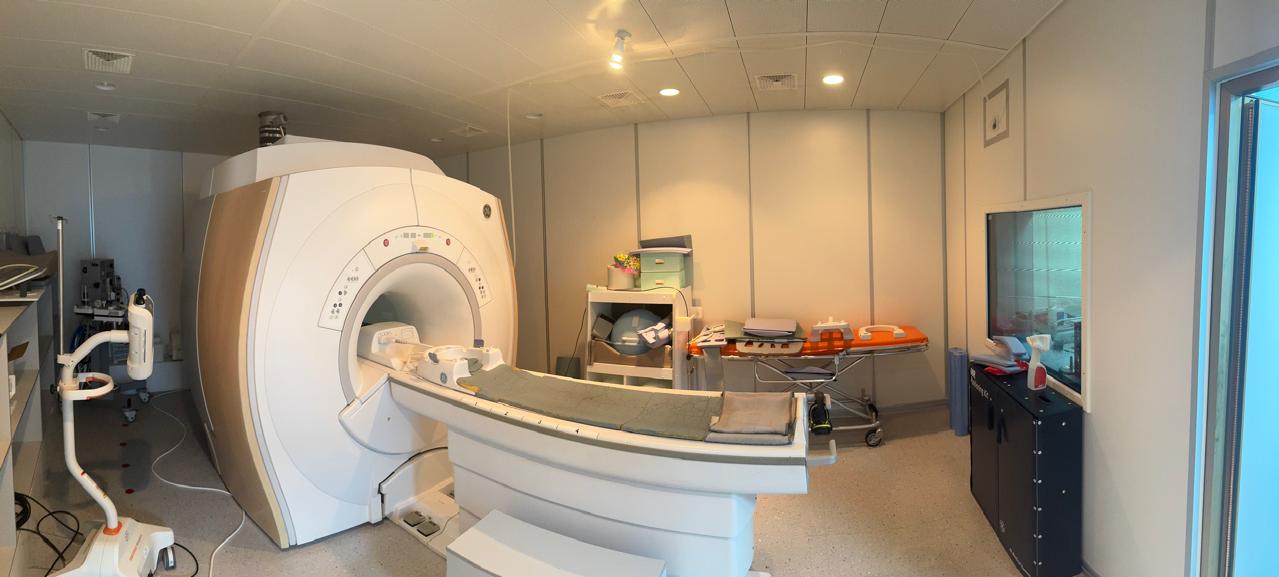 В Архангельске вынесен приговор по уголовному делу в отношении врача медицинского учреждения допустившего по неосторожности смерть человека Октябрьский районный суд г Архангельска вынес приговор по уголовному делу в отношении врача государственного медицинского учреждения г Архангельска которая признана виновной по ч 2 ст 109 УК РФ причинение смерти по неосторожности вследствие ненадлежащего исполнения лицом своих профессиональных обязанностей Установлено что врач ревматолог являясь лечащим врачом пациентки 1948 года рождения неправильно выбрав метод диагностики имеющегося у нее заболевания достоверно зная о наличии у женщины электрокардиостимулятора и безусловных противопоказаний для проведения МРТ исследований выдала пациентке направление для прохождения и проведения ей магнитно резонансной томографии правого плечевого сустава в медицинскую организацию при этом каких либо противопоказаний в направлении не указала Пациентка 26 08 2024 прибыла в организацию для проведения МРТ где предъявила работникам выданное врачом направление на основании которого работники организации убедившись что в направлении отсутствуют какие либо противопоказания для проведения МРТ начали проводить исследование сустава в процессе которого произошел сбой в работе электрокардиостимулятора и у пациентки наступила острая остановка кровообращения с наступлением клинической смерти В этот же день пациентка экстренно в тяжелом состоянии госпитализирована в больницу где 29 08 2024 скончалась Подсудимая вину в совершении преступления не признала  Суд с учетом мнения стороны государственного обвинения назначил виновной наказание в виде 1 года 6 месяцев ограничения свободы с лишением права заниматься врачебной деятельностью на 1 год