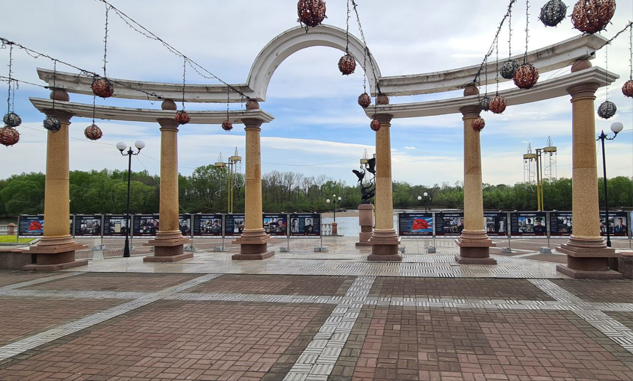 На городской набережной начались ремонтные работы В районе скейт-парка приступили к демонтажу брусчатки, бордюрного камня. Объект готовят к ремонту. В этом году городская набережная преобразится. Мэр Биробиджана Максим Семёнов на месте встретился с подрядчиком и обсудили ход работ. Перекрывать объект весь не будем, все будет происходить поэтапно, - рассказал в своем ТГ-канале мэр Биробиджана Максим Семёнов. – На скейт-парке полностью заменим спортивные объекты и сделаем современный объект, где наша молодежь сможет оттачивать свое мастерство. Также здесь обновим амфитеатр: заменим сиденья и плитку. За филармонией установим современную детскую универсальную площадку, где можно будет не только играть, но и заниматься спортом. Будут заменены разрушенные элементы набережной перила, брусчатку . Все необходимо подрядчик уже заказал. На территории набережной будут установлены круглогодичные туалеты. Для осуществления торговли будут установлены павильоны. Топиарные фигуры украсят набережную, появятся малые архитектурные формы. Высадим зеленные насаждения. Ремонт набережной – один из ключевых моментов мастер-плана. Мы должны сделать объект, который будет центром притяжения для семей, молодежи и людей старшего возраста. Это то, о чем говорит врио губернатора ЕАО Мария Федоровна Костюк. #жкх #биробиджан #мэрбиробиджана #мэриябиробиджана #благоустройство
