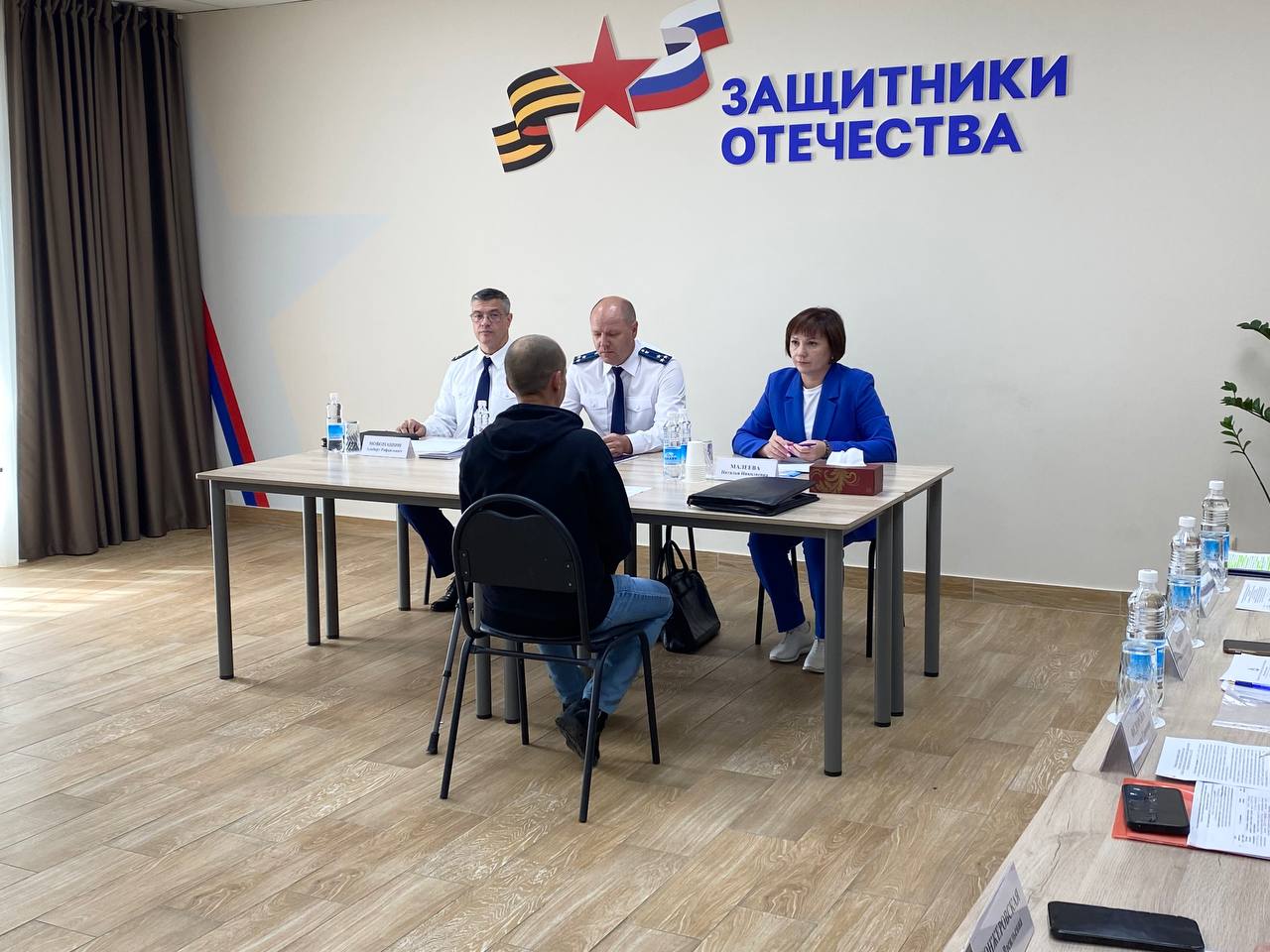В ходе рабочей поездки в Камчатский край, заместитель начальника окружного управления Генпрокуратуры России Антон Климов провёл личные приемы граждан в филиале Государственного Фонда «Защитники Отечества» В мероприятии приняли участие исполняющий обязанности прокурора края Альберт Новопашин, руководитель филиала Государственного фонда «Защитники Отечества» Наталья Малеева, представители региональных органов власти и правоохраны. Заместитель начальника окружного управления Генпрокуратуры выслушал обратившихся и принял в работу все поступившие вопросы, отметив, что помощь участникам спецоперации и их родным - сегодня главная задача для всех, в том числе, для правовых органов. Руководитель филиала «Защитники Отечества» рассказала Антону Климову, что в филиале регулярно проводятся приёмы сотрудниками прокуратуры. «Такое взаимодействие даёт подопечным филиала возможность оперативно получить правовую защиту, помощь в восстановлении нарушенных прав, решение социальных, жилищных, медицинских и финансовых вопросов. Мы благодарим за взаимодействие, надеемся, что и дальше, сообща, будем полезными нашим защитникам и их семьям», - отметила Наталья Малеева. Записаться на очередной приём по вопросам требующим прокурорского реагирования можно у своего социального координатора или по номеру филиала: 8-4152-20-15-56 #ЗащитникиОтечества #Камчатка
