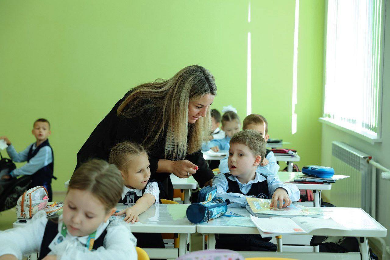 В этом году в регион в рамках федеральной программы Земский учитель нацпроекта Молодежь и дети приедут 25 новых педагогов из разных уголков страны Это важное пополнение для наших образовательных учреждений За шесть лет действия программы в амурские школы уже трудоустроены 140 специалистов Каждый из них получает весомую поддержку единовременную выплату в два миллиона рублей и служебное жилье Такая существенная мера стимулирования доступная в дальневосточных регионах позволяет привлекать квалифицированные кадры особенно востребованных учителей иностранных языков и физико математических дисциплин Программа будет действовать до 2030 года Потребность в педагогах сегодня есть в Свободном и Благовещенске а также в Ивановском Зейском Ромненском и Тамбовском округах Продолжаем системную работу над тем чтобы профессия учителя в Приамурье была престижной и достойно оплачиваемой Отдельное внимание обеспечению педагогов жильем Помимо предоставления служебных квартир по программе мы помогаем с компенсацией аренды За последние годы такой поддержкой воспользовались более 500 молодых специалистов Следите за новостями здесь и в MAX канале