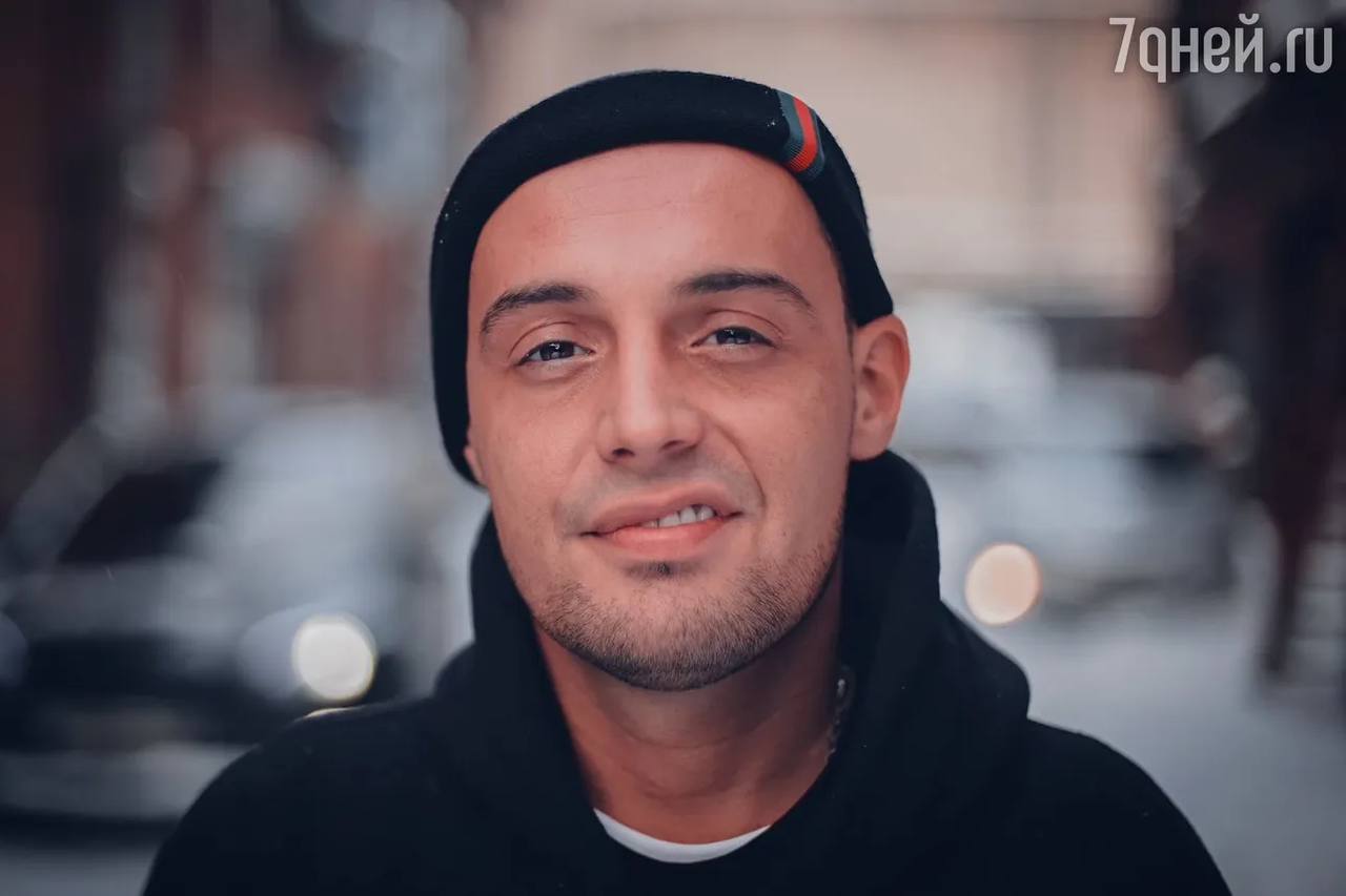 Суд вынесет приговор рэперу Гуфу за драку в бане наказание по двум статьям УК В суде готовятся к рассмотрению уголовного дела в отношении рэпера Гуфа Музыканта известного своими скандальными выходками обвиняют в грабеже по предварительному сговору и применении насилия Тот инцидент произошел еще осенью 2024 года однако только сейчас появилась вероятность что служители Фемиды поставят в деле точку и вынесут вердикт Максимальное наказание за указанные нарушения составляет 7 лет лишения свободы но вряд ли с Гуфом поступят столь уж сурово Пока он находится под подпиской о невыезде и не может покидать пределы Московской области но это не мешает музыканту давать концерты и вести свою привычную жизнь Судя по всему он уверен что сможет это делать и дальше отделавшись лишь штрафом Напомним потасовка которая переросла в уголовное преследование случилась в Наро Фоминске Там рэпер с друзьями отдыхали в бане Они внесли лишь предоплату и отказались покрывать остальную сумму Тогда владелица заведения вызывала подмогу своего брата сотрудника ППС Однако всё закончилось дракой в ходе которой у полицейского отобрали телефон а потом избили его Сообщается что мобильный похитили чтобы удалить оттуда компрометирующий контент а потом приятель Гуфа скрутил сопернику руки а рэпер нанес ему удары в лицо Подпишись на 7Дней