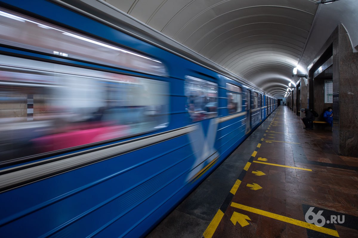 Вторую  воображаемую  ветку метро дотянут до Академического  По крайней мере, так «видится» свердловскому министру транспорта Александру Толкачёву. По словам чиновника, после назначения на должность строительство подземки было одной из его приоритетных задач. Ключевое слово здесь, конечно же, «было».  «Мы прекрасно понимаем, что этой работой надо заниматься. Мы общаемся с теми людьми, которые контролируют потоки, и понимаем, из какого района в какой нужно построить. Помимо ВИЗа и Шарташа сегодня есть Академический, а скоро Академический-2, поэтому видится ветка вот в этот район. Одна из главных задач — получение федеральных денег», — заявил глава областного Минтранса.