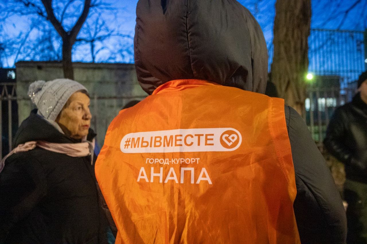 В Анапе создали чат для добровольцев, желающих помочь в ликвидаций последствий ЧС Сегодня с утра на пострадавших от выброса нефтепродуктов пляжах Анапы будут продолжены масштабные работы. Все неравнодушные могут получить самую актуальную информацию в Телеграм-чате для добровольцев «Анапа. Волонтеры моря»:  . В нём можно узнать о времени и местах начала работ, трансферах, пунктах питания и обогрева и многом другом. Кроме того, действует единый волонтерский штаб, который координирует работу добровольцев. Он находится в селе Витязево на ул. Черноморская, 120 Б. Пункт по спасению птиц расположен в Витязево на ул. Черноморская, 2.  #ВолнтёрыАнапы  #НовостиАнапыСегодня #НовостиАнапы #АнапаНовости #СегодняВАнапе #АнапаМедиа #СвежиеНовостиАнапы #АктуальныеНовостиАнапы