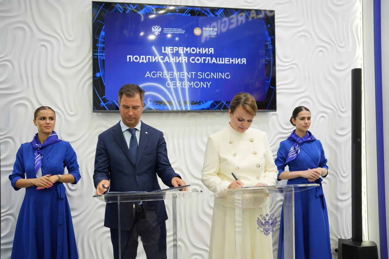 Новое сотрудничество для поддержки ветеранов На Петербургском международном экономическом форуме ГУУ и фонд «Защитники Отечества» подписали соглашение о сотрудничестве! Что предусмотрено в рамках соглашения? • разработка образовательных программ для ветеранов СВО и их семей; • проведение мероприятий по содействию занятости и профессиональной реинтеграции; • совместные научные конференции и семинары. Ректор ГУУ Владимир Строев отметил важность воспитания молодежи и активной помощи защитникам Отечества. «Учащиеся и сотрудники за это время сделали и отправили в зону СВО тысячи сухих душей, окопных свечей, браслетов «выживания» и маскировочных сетей, а также закупают другие необходимые вещи и предметы быта. Члены ВСКС, московское отделение которого базируется на территории ГУУ, помогают устранять последствия террористических атак на территории приграничных регионов, восстанавливать инфраструктуру новых субъектов», – подчеркнул Владимир Витаельевич. Статс-секретарь – заместитель Министра обороны России и председатель фонда «Защитники Отечества» Анна Цивилева подчеркнула, что это соглашение расширит возможности для обучения и трудоустройства ветеранов. Подробнее о новом сотрудничестве читайте на нашем сайте.