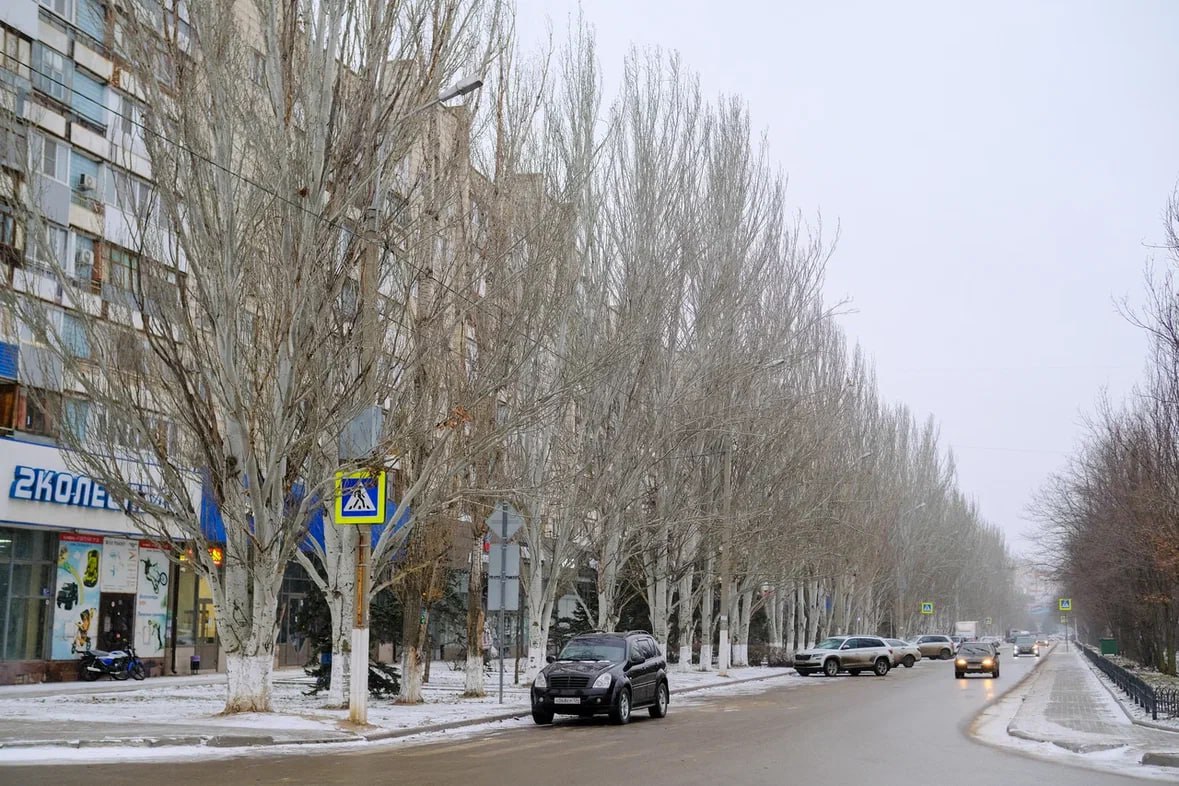 Волгоградские водители в 2026 году увидят новые дорожные знаки Как сообщает портал Объясняем рф в новом году на российских дорогах в том числе и в Волгоградской области появятся знаки разработанные по обновленному ГОСТу Изменения коснутся не только новых обозначений но и размеров парковочных мест Среди ключевых нововведений знак Глухие который будет предупреждать водителей о пешеходах с нарушением слуха Его установят у пешеходных переходов рядом с учреждениями для слабослышащих например больницами и специализированными школами Стоп линия это вертикальный знак который применят там где невозможно разместить горизонтальную разметку стоп линии Обледенелое и влажное покрытие объединяет прежние знаки Скользкая дорога и Мокрое покрытие Он сигнализирует водителям о необходимости снизить скорость и избегать резких торможений Время действия уточняет период действия знака Теперь на нем будут указывать не только часы и дни недели но и конкретные месяцы Знак Рекомендуемая скорость при проезде искусственной неровности показывает оптимальную скорость для проезда лежачих полицейских Парковочные места вдоль края дороги уменьшат в ширине на 25 см с 2 5 м до 2 25 м при этом длина останется прежней 6 5 м   vpravda ru obshchestvo volgogradskie voditeli v 2026 godu uvidyat novye dorozhnye znaki 220794