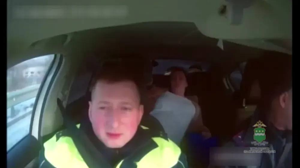 Сотрудники ГАИ доставили в больницу беременную амурчанку с начавшимися схватками За содействием в полицию обратились сотрудники скорой помощи Сотрудники Госавтоинспекции управления полиции Благовещенское оперативно пришли на помощь будущей матери доставив ее в медицинское учреждение Случай произошел в конце ноября В дежурную часть ГИБДД от персонала скорой медицинской помощи поступила информация по трассе Подъезд к г Благовещенск в сторону города из села Жариково Тамбовского округа следует автомобиль Toyota Crown в котором находится беременная женщина с начавшимися схватками Для оказания немедленного содействия к месту события направили ближайший экипаж дорожно патрульной службы В его составе находились старший инспектор ДПС Артур Савицкий и инспектор ДПС Павел Собка Правоохранители встретили иномарку в районе моста через реку Зея на улице Магистральная Чтобы сэкономить драгоценное время роженицу оперативно пересадили в патрульную машину и с соблюдением необходимых мер безопасности доставили в Амурский областной перинатальный центр Благодаря оперативным действиям полицейских женщина своевременно получила необходимую медицинскую помощь и вскоре родила здорового мальчика которого родители назвали Львом Супруги выразили глубокую благодарность полицейским В своем видеообращении Борис и Анастасия поблагодарили дежурную часть принявшую вызов и инспекторов ДПС за отзывчивость и профессионализм Также они обратились к руководству амурского управления МВД с просьбой отметить работу полицейских Большое вам спасибо и всего доброго Наш сын дома Все хорошо Будем расти Будем генералом сказали счастливые родители новорожденного Информация скриншот и видео Госавтоинспекции Амурской области ТЕЛЕПОРТ РФ здесь все об Амурской области Мы в МАХ Написать нам