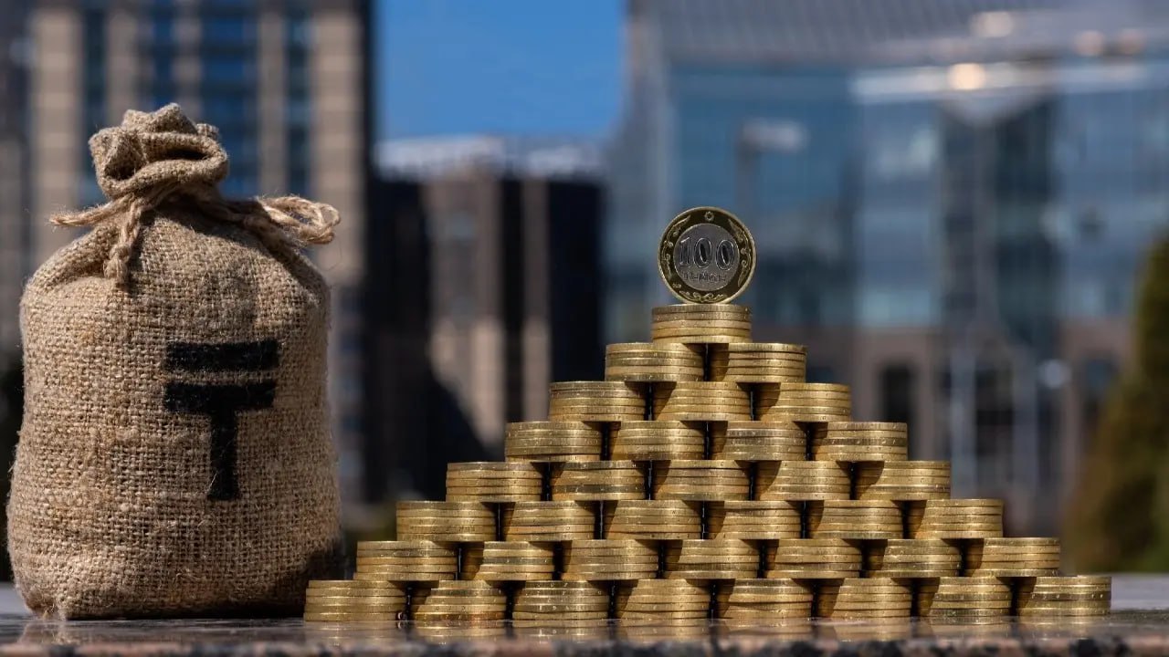 Арестованы криптоактивы на 10 млн долларов подозреваемых в организации финпирамиды Амир Капитал В Алматы возбуждено уголовное дело против организаторов финансовой пирамиды Амир Капитал Расследование касается деятельности компании позиционирующей себя как международный инвестиционный фонд активно привлекавшей денежные средства физических лиц из Казахстана Беларуси России и Кыргызстана на протяжении трех лет Руководители проекта предлагали инвесторам высокую прибыль в размере 5 10 гарантируя получение дохода от операций с криптовалютой майнинговых проектов и иных инвестиций Привлечение участников осуществлялось посредством системы рефералов через специализированный веб сайт Пользователи вносили инвестиции в криптовалюты USDT Bitcoin и Ethereum используя виртуальные кошельки Amir Wallet Фактически же финансовые потоки внутри структуры были организованы по классической схеме пирамиды доходы ранних инвесторов формировались за счет привлеченных средств вновь поступающих клиентов Количество вовлечённых в проект лиц превысило отметку в 40 человек Осенью 2021 года деятельность компании была остановлена доступ к средствам пользователей заблокирован якобы из за технических проблем Несмотря на обещания вернуть вложенные активы обязательства перед клиентами исполнены не были По решению суда наложен арест на криптографические активы злоумышленников общей стоимостью около 10 млн долларов а также земельный участок в Алматинской области Одна из фигуранток дела помещена под стражу сроком на два месяца
