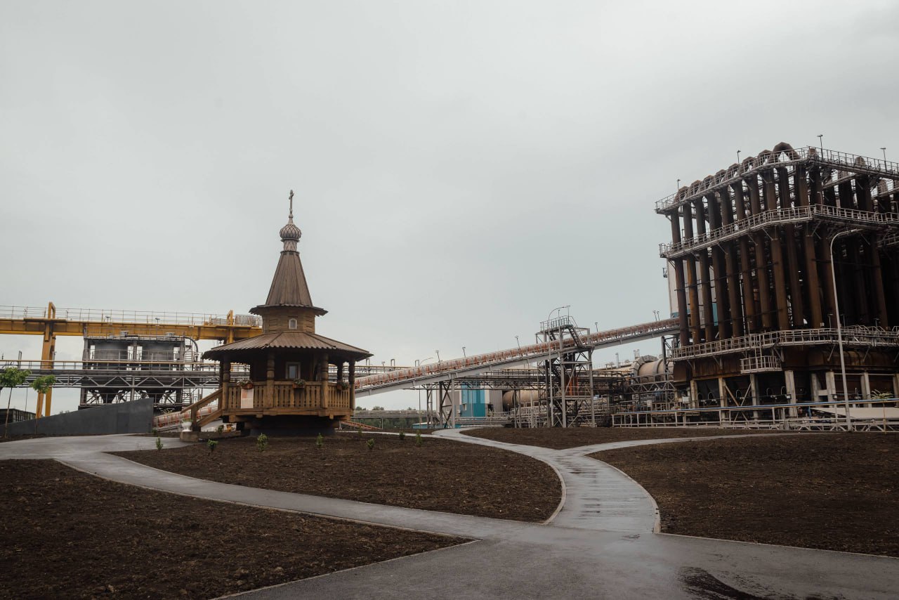 Курский комбинат Металлоинвеста судится с китайским металлургическим заводом из за 10 5 млн рублей АО Михайловский ГОК имени Варичева подал исковое заявление к Шеньянскому металлургическому машиностроительному заводу SMMC Суть требований не раскрывается только сумма задолженности в 10 56 млн рублей Заявление пока не принято к производству Несмотря на то что Михайловский ГОК зарегистрирован в Железногорске Курской области иск подан в Арбитражный суд Белгородской области Ранее между компаниями споров в судах не возникало Летом Михайловский ГОК начал строительство завода по производству горячебрикетированного железа за 80 млрд рублей несмотря на непростую ситуацию в Курской области Там планируют работать по современным технологиям зеленой металлургии В качестве сырья будут использоваться окатыши которые производятся на этом же комбинате Запуск завода анонсировали на 2028 год Подписывайся на Площадь