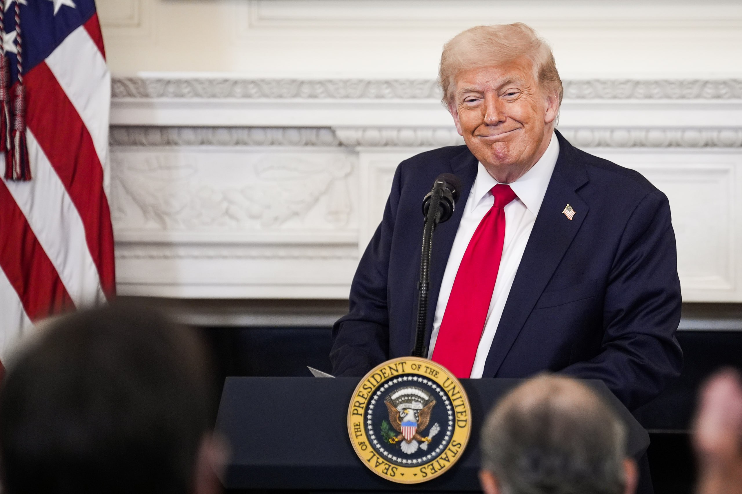 Трамп заключил торговое соглашение с Индонезией – Reuters   Дональд Трамп объявил, что Индонезия согласилась на торговую сделку, согласно которой пошлина на ее товары, импортируемые в США, составит 19%. При этом американские товары в Индонезии пошлинами облагаться не будут.   В рамках соглашения Индонезия согласилась купить американские энергоносители на $15 млрд, американскую сельскохозяйственную продукцию на $4,5 млрд и 50 самолетов Boeing.   Общий объем торговли с Индонезией в прошлом году составил чуть менее $40 млрд и не входит в топ-15. Однако американский экспорт в Индонезию в 2024 году вырос на 3,7%, а импорт – на 4,8%.  #политика #экономика  Больше новостей США здесь. Подписывайся!
