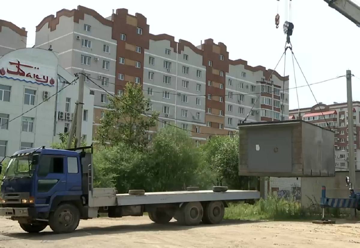 В Благовещенске с начала года избавились от 21 «нелегального» гаража Всего же в списке городского управления ЖКХ насчитывается еще около тысячи гаражей, которые необходимо вывезти. Работа продолжается. После рейдов «нелегалов» необходимо выкупать с площадки временного хранения, но сделать это необходимо в течение трех месяцев, иначе гараж признают муниципальной собственностью и продадут. Вывезти незаконно установленные гаражи собственники могут и самостоятельно, не дожидаясь визита управления ЖКХ.