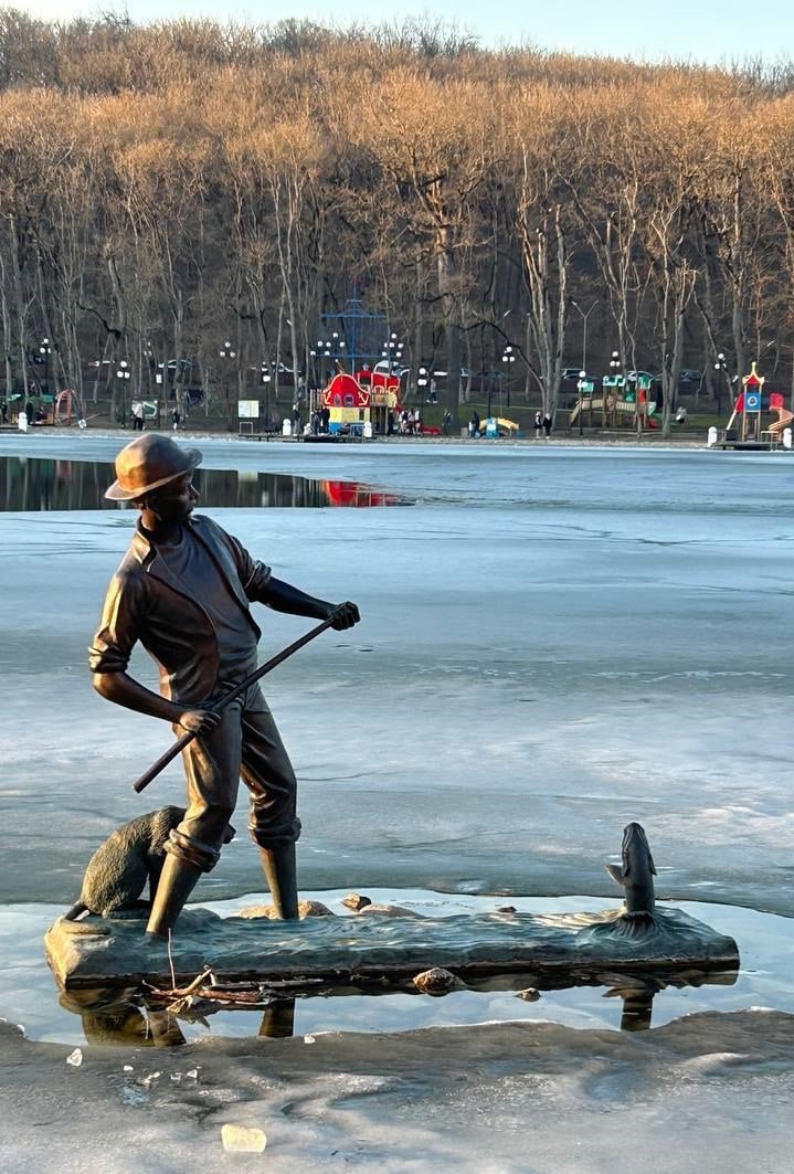 На Курортном озере «30Ка» рыбака вновь оставили без удочки  В Железноводске в очередной раз похитили часть скульптуры рыбака, установленной на Курортном озере «30«Ка». Неизвестные оставили статую без удочки.  Сейчас правоохранители просматривают записи с камер видеонаблюдения, чтобы установить хулиганов.  «В связи с тем, что ремонт уже невозможен, выход только в том, чтобы демонтировать памятник и отправить на завод, где полностью переделают часть с удочкой и руками. А еще есть предложение так и оставить рыбака без удочки, сохранить историю похищений. Как, например, памятник Чижику-Пыжику на Фонтанке в Санкт-Петербурге, который успел пережить по меньшей мере семь похищений», — сказал глава Железноводска Евгений Бакулин.