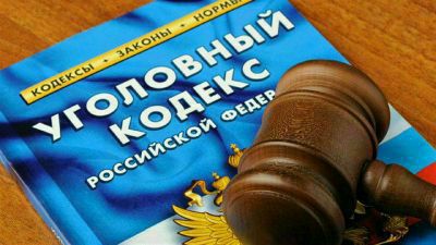 Вынесен приговор липчанину совершившему кражу украшений на сумму свыше 1 2 млн рублей Прокуратурой Советского района г Липецка поддержано государственное обвинение по делу о краже в особо крупном размере совершенной с незаконным проникновением в жилище п б ч 4 ст 158 УК РФ В суде доказано что в мае 2024 г неоднократно судимый 36 летний липчанин заметил что одна из жительниц дома по улице Нижняя Логовая вышла из квартиры не закрыв дверь проник в жилище и похитил принадлежащие хозяйке украшения на сумму свыше 1 2 млн рублей С учётом позиции государственного обвинителя суд назначил виновному наказание в виде 5 лет лишения свободы в колонии особого режима с ограничением свободы на 1 год Дело расследовано полицией