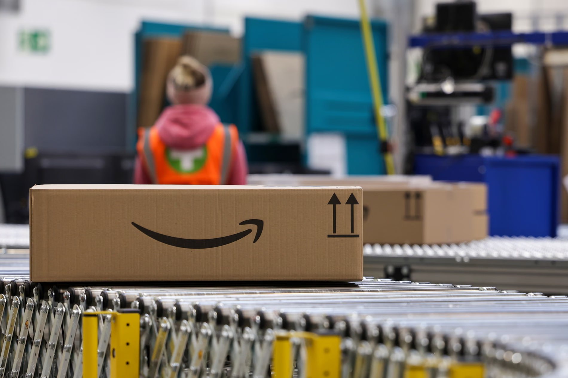 Amazon сократит десятки тысяч рабочих мест на фоне активного внедрения ИИ Bloomberg Компания Amazon уже в этот вторник планирует сократить до 30 000 корпоративных рабочих мест в нескольких ключевых отделах включая логистику платежи видеоигры и подразделение облачных вычислений В июне гендиректор Amazon Энди Джасси намекнул на сокращения поскольку компания планирует расширить использование искусственного интеллекта Нам потребуется меньше людей для выполнения некоторых видов работ которые выполняются сегодня и больше людей для других видов работ Сложно сказать к чему это приведет со временем но в ближайшие несколько лет мы ожидаем что это приведет к сокращению общей численности сотрудников нашей компании поскольку мы получим рост эффективности благодаря широкому использованию ИИ в масштабах всей компании написал тогда Джасси в служебной записке сотрудникам технологии бизнес Больше новостей США здесь Подписывайся news about USA