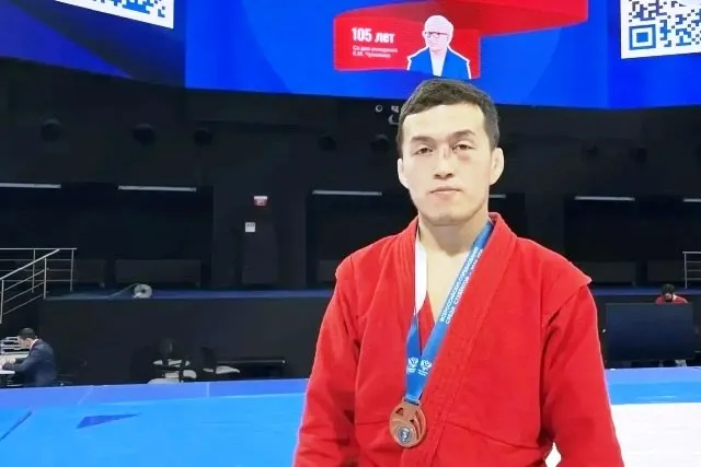 Бэлигто Бахутов завоевал бронзу чемпионата России по боевому самбо Состязания состоялись в столице Студент Бурятской государственной сельскохозяйственной академии Бэлигто Бахутов стал призёром чемпионата России по боевому самбо среди студентов который прошёл в Москве Этот результат показатель системной работы спортсмена и тренеров Такие победы подтверждают что в Бурятии растёт сильное и целеустремлённое спортивное поколение отметил министр спорта Республики Бурятия Иван Козырев Соревнования проходили с 16 по 18 апреля Бэлигто выступал в весовой категории до 58 кг и провёл несколько напряжённых поединков В каждой схватке он демонстрировал выносливость тактическую грамотность и уверенную технику что позволило ему подняться на пьедестал и завоевать бронзовую медаль Ссылка   www sport rb ru news beligto bakhutov zavoeval bronzu chempionata rossii po boevomu sambo