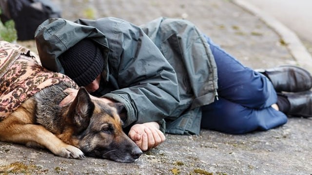 В Челябинске задержали банду подростков которые систематически избивали и убивали бездомных Группа состоявшая в основном из школьников 12 14 лет действовала в спальном районе Северо Запада Их жертвой стал в частности бездомный которого зверски избили до смерти в конце июня На счету банды как минимум пять нападений они забрасывали люей без постоянного места жительства камнями избивали ногами использовали перцовый баллончик и стеклянные бутылки снимая всё на видео Мотивом преступлений стала фашистская идеология У подростков находили соответствующую символику кастеты биты и балаклавы Троих задержанных отправили в СИЗО а самого младшего 12 летнего нельзя привлечь к ответственности из за возраста Расследование продолжается ТОП Челябинск