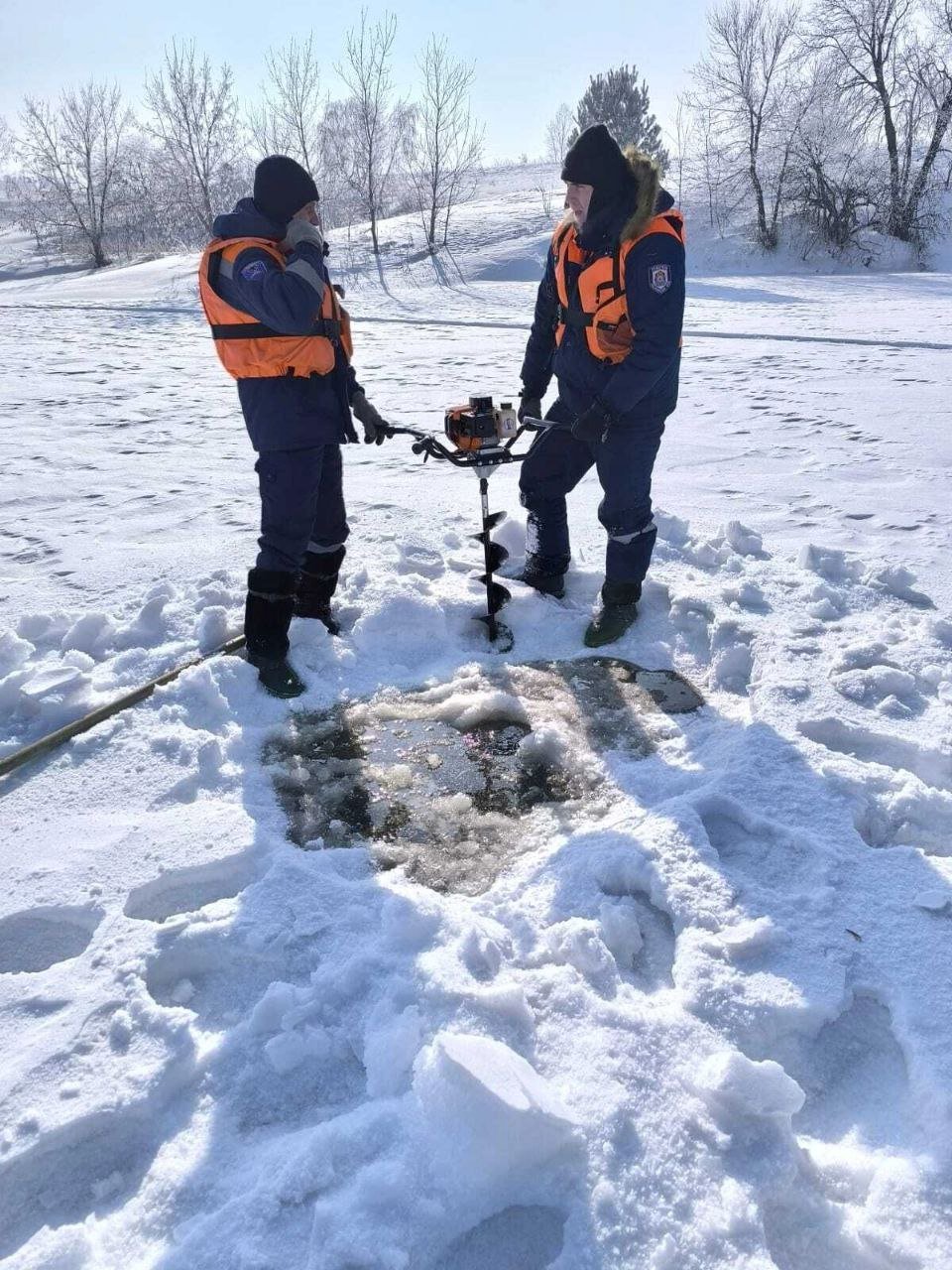 Краевые спасатели предотвращают «замор» рыбы на водоёмах региона  По просьбе администрации Минусинского района специалисты вышли на озёра Большой Кызыкуль и Кутужеково. Там нет течения, толщина льда больше 50 сантиметров, поэтому нужно было насытить озёра кислородом. Спасатели пробурили лунки и положили туда камыш. Стебли сухих растений помогут проводить воздух и сохранить жизнь обитателям водоёмов.  Фото: КГКУ Спасатель