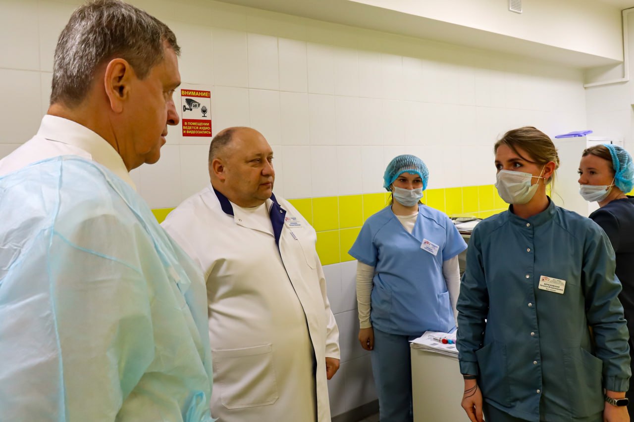 В Курске кардиохирурги и специалисты центра Бакулева спасли пациента с инфарктом В Курской областной больнице экстренно провели стентирование коронарной артерии пациенту с инфарктом миокарда Операцию выполнила совместная бригада кардиохирургов регионального сосудистого центра и специалистов НМИЦ сердечно сосудистой хирургии имени А Н Бакулева что позволило быстро восстановить кровоток и спасти человеку жизнь Такие выезды федеральных экспертов в Курскую область проходят уже много лет два раза в год врачи Бакулевского центра консультируют сложных пациентов и участвуют в операциях Жители региона получают помощь специалистов высочайшего уровня бесплатно и без необходимости выезжать за пределы области Курская Telega Прислать новость