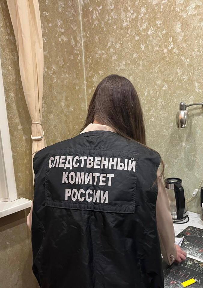 На улице Депутатской в одной из квартир обнаружили тело 54-летней хозяйки. В квартире выше, обнаружены тела супругов: 62-летнего мужчины и 58-летней женщины. По предварительным данным, всё случилось от отравления угарным газом. Следственный комитет начал проверку. Подписаться Прислать новость